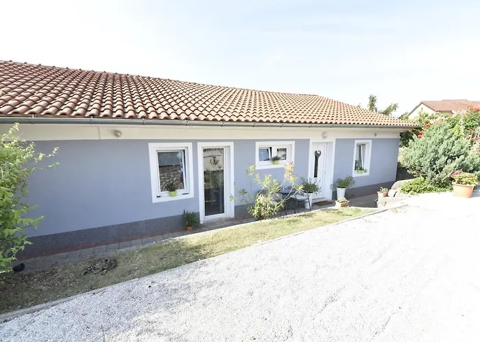 アパート Lea カスタヴ